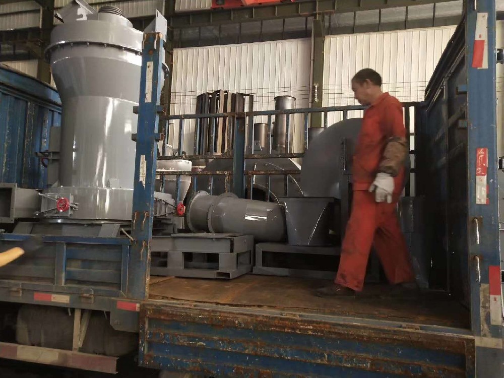 邁新機械發往寧夏的雷蒙磨粉機現場